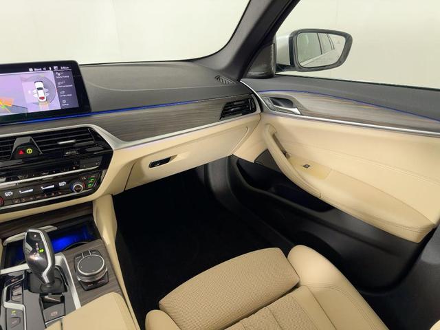 Photo of 2021 Mineral White Metallic BMW 540