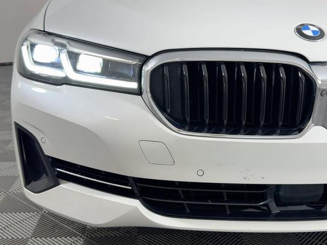 Photo of 2021 Mineral White Metallic BMW 540