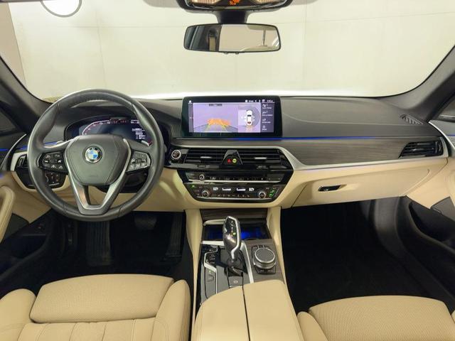 Photo of 2021 Mineral White Metallic BMW 540