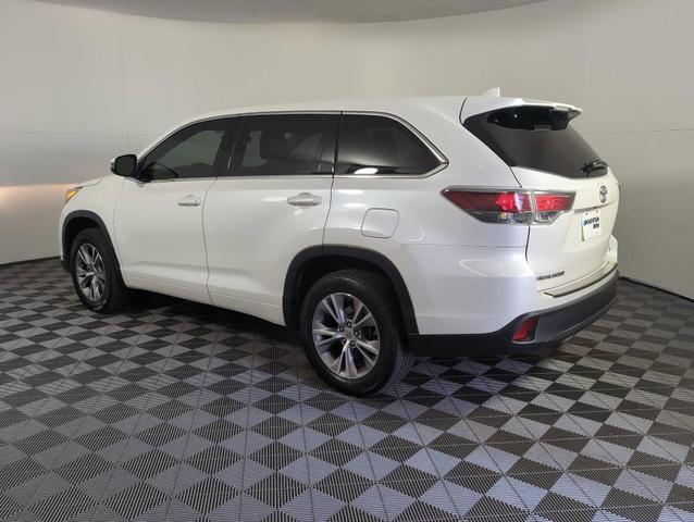 Photo of 2015 White Toyota Highlander
