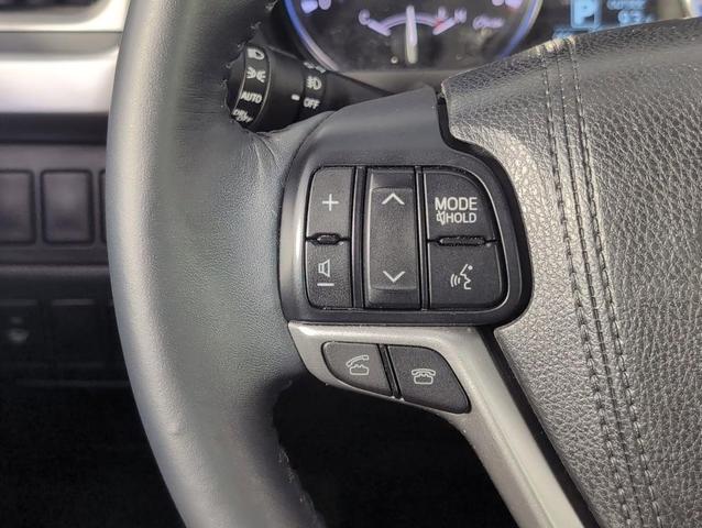 Photo of 2015 White Toyota Highlander