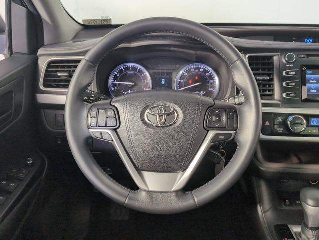 Photo of 2015 White Toyota Highlander