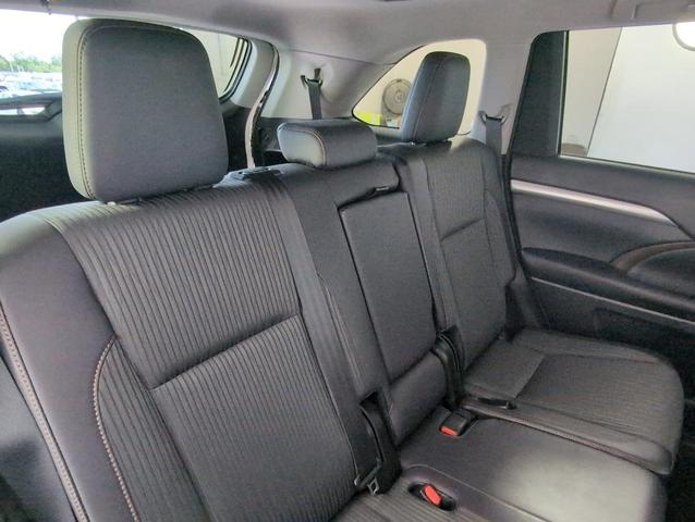 Photo of 2015 White Toyota Highlander