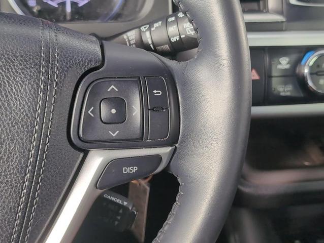 Photo of 2015 White Toyota Highlander