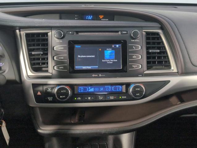 Photo of 2015 White Toyota Highlander