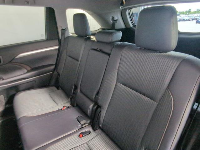 Photo of 2015 White Toyota Highlander