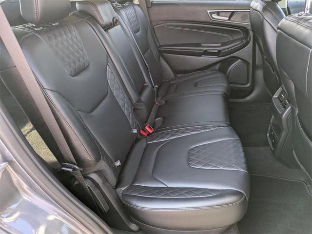 Photo of 2024 Gray Metallic Ford Edge