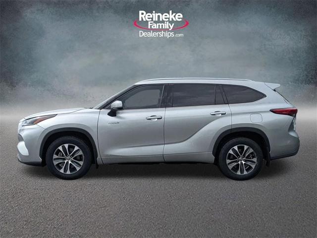 Photo of 2021 Celestial Silver Metallic Toyota Highlander Hybrid