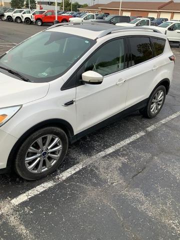 Photo of 2017 White Platinum Tri-Coat Metallic Ford Escape