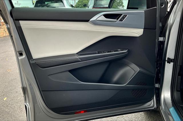 Photo of 2025 Pyrite Silver Metallic Volkswagen Taos