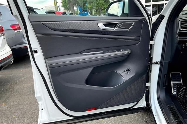 Photo of 2025 Opal White Pearl Volkswagen Atlas Cross Sport