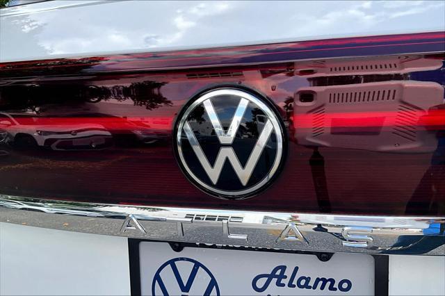 Photo of 2025 Opal White Pearl Volkswagen Atlas Cross Sport