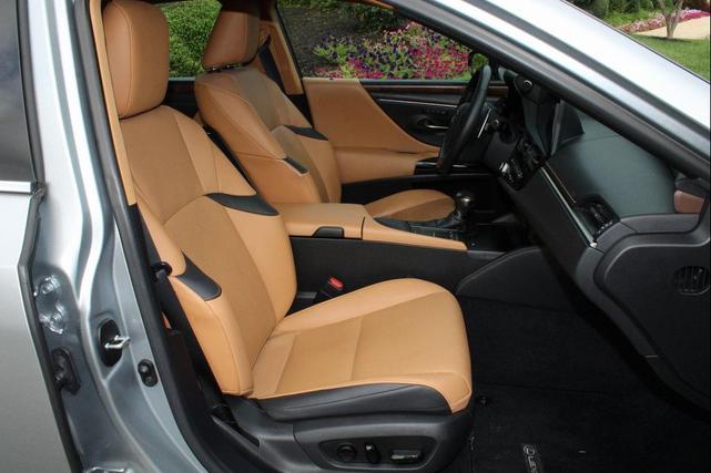Photo of 2022 Iridium Lexus ES 300h