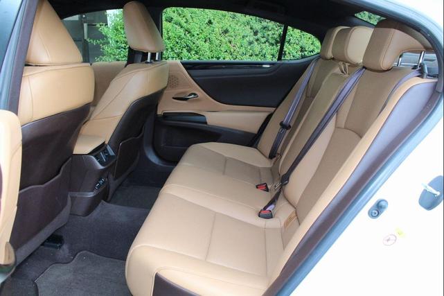 Photo of 2019 Eminent White Pearl Lexus ES 350