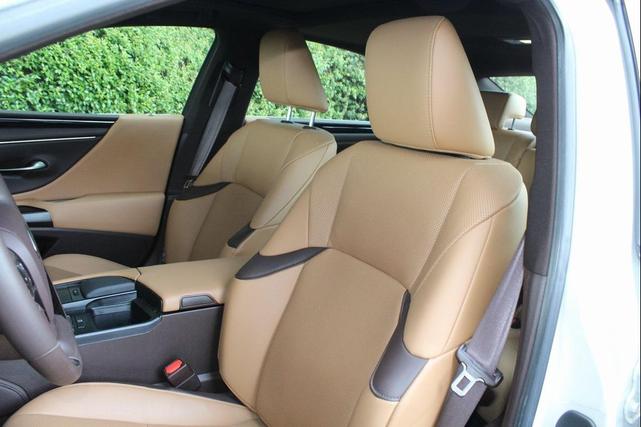 Photo of 2019 Eminent White Pearl Lexus ES 350