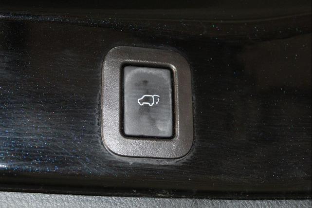 Photo of 2018 Midnight Black Metallic Toyota Highlander