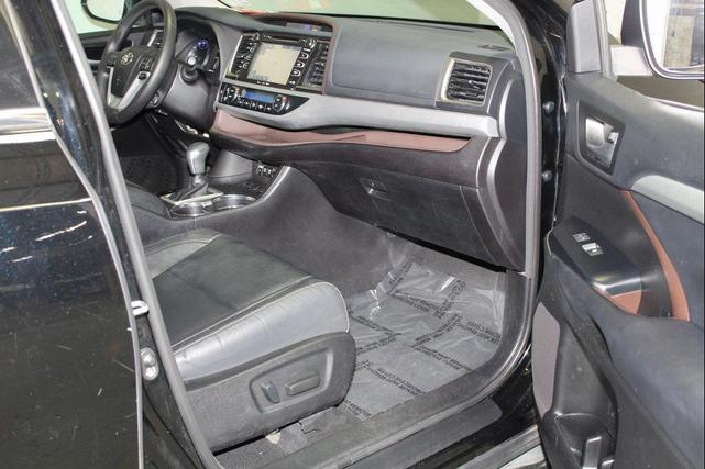 Photo of 2018 Midnight Black Metallic Toyota Highlander
