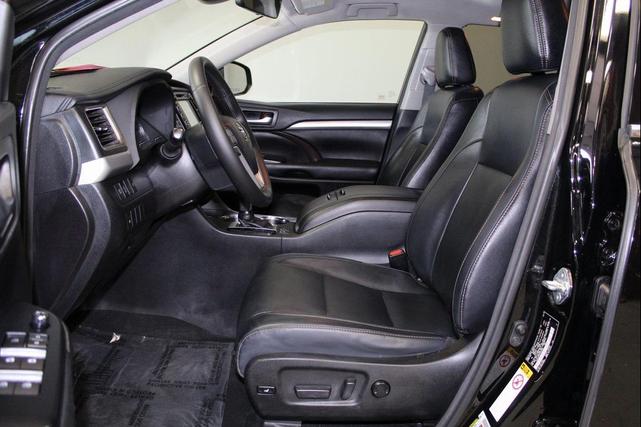 Photo of 2018 Midnight Black Metallic Toyota Highlander