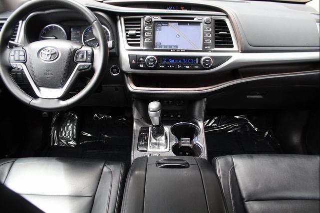 Photo of 2018 Midnight Black Metallic Toyota Highlander