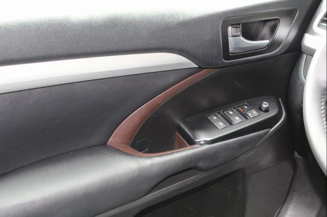 Photo of 2018 Midnight Black Metallic Toyota Highlander