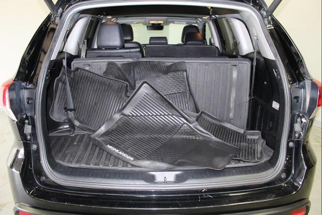 Photo of 2018 Midnight Black Metallic Toyota Highlander