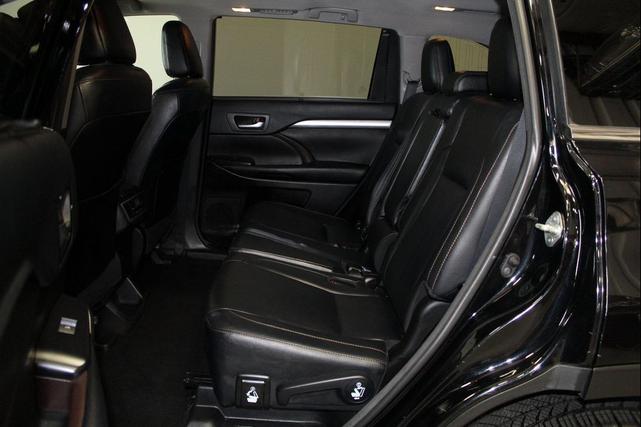 Photo of 2018 Midnight Black Metallic Toyota Highlander
