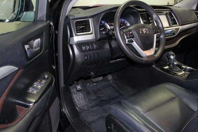 Photo of 2018 Midnight Black Metallic Toyota Highlander