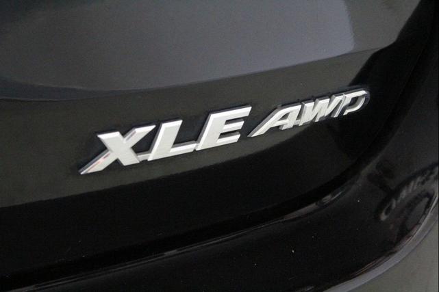 Photo of 2018 Midnight Black Metallic Toyota Highlander