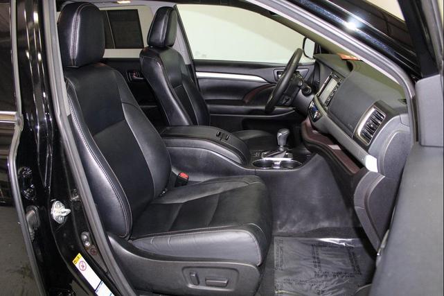 Photo of 2018 Midnight Black Metallic Toyota Highlander
