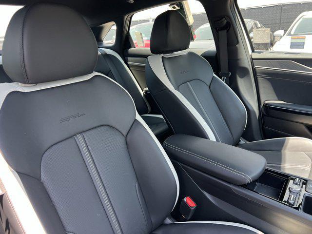 Photo of 2025 Snow White Pearl Kia K5