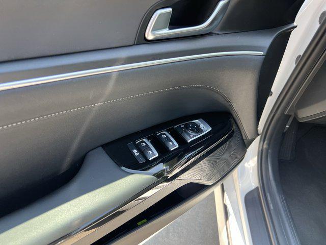 Photo of 2025 Snow White Pearl Kia K5