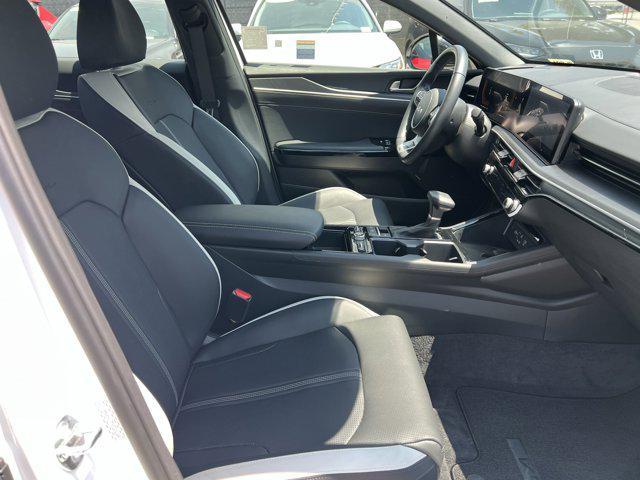 Photo of 2025 Snow White Pearl Kia K5