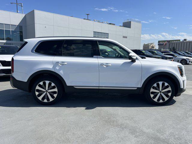 Photo of 2022 Glacial White Pearl Kia Telluride