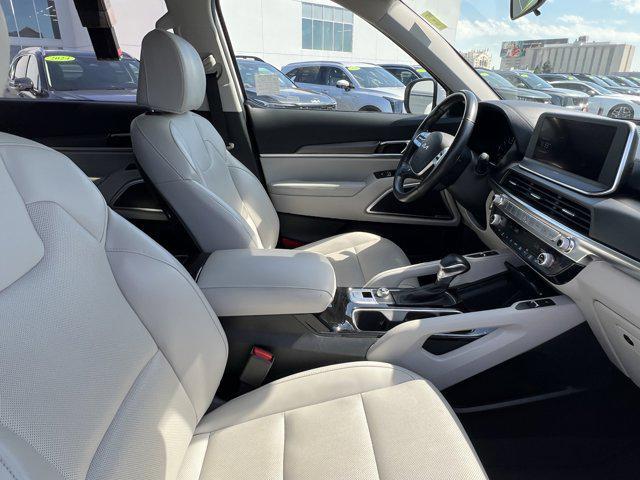Photo of 2022 Glacial White Pearl Kia Telluride