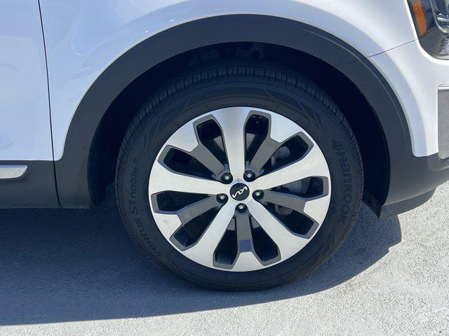 Photo of 2022 Glacial White Pearl Kia Telluride