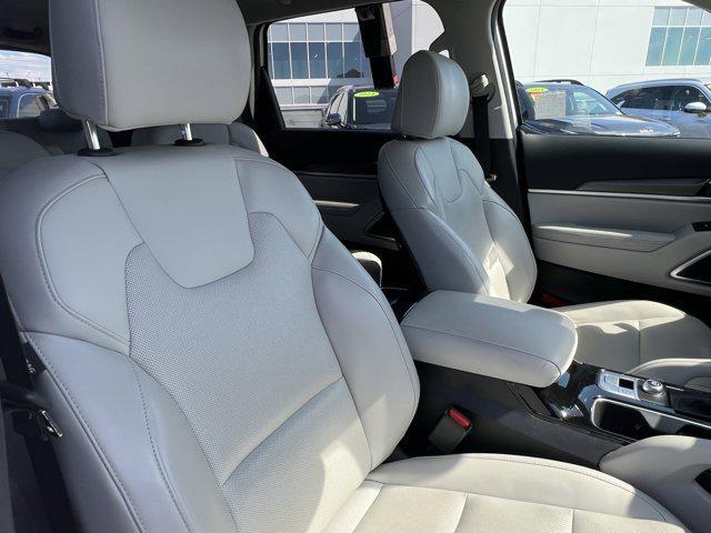 Photo of 2022 Glacial White Pearl Kia Telluride