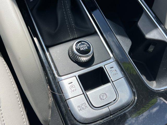 Photo of 2022 Glacial White Pearl Kia Telluride