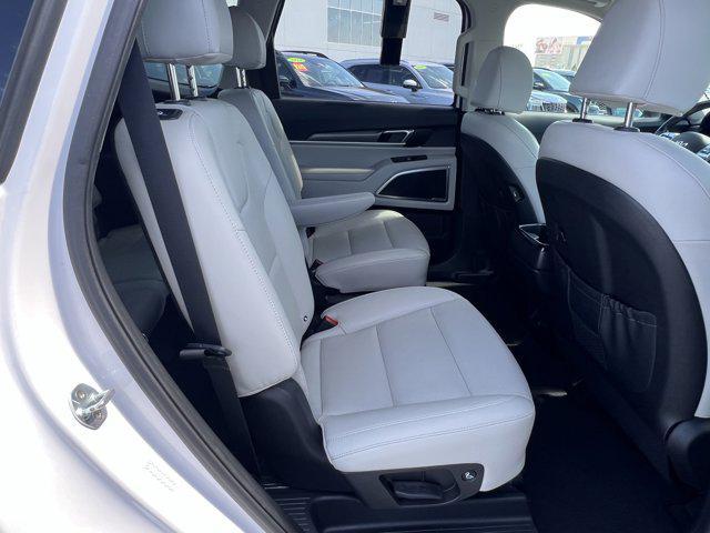 Photo of 2022 Glacial White Pearl Kia Telluride