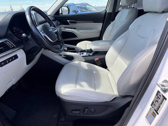 Photo of 2022 Glacial White Pearl Kia Telluride