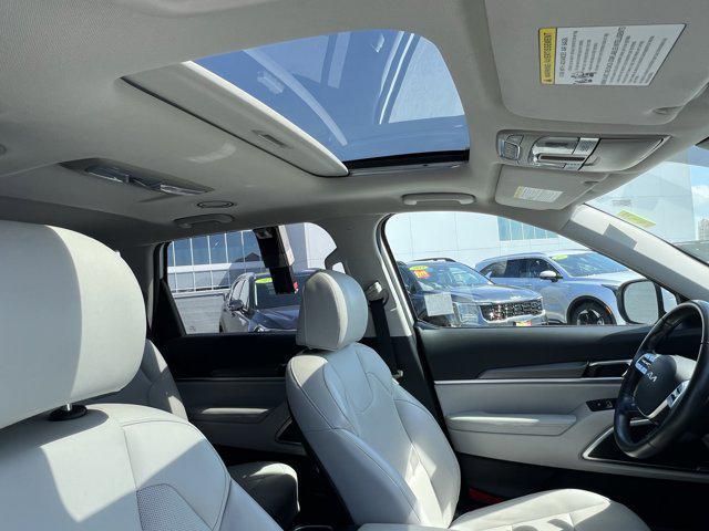 Photo of 2022 Glacial White Pearl Kia Telluride