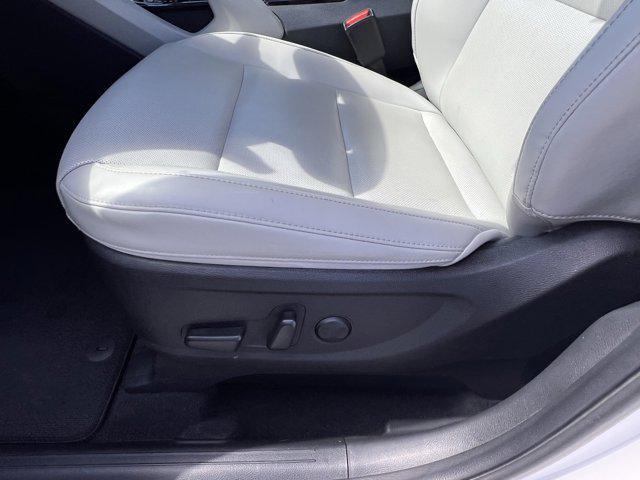 Photo of 2022 Glacial White Pearl Kia Telluride