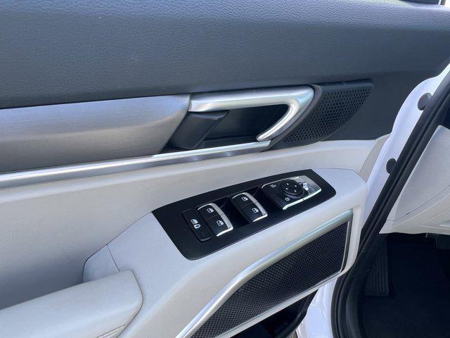 Photo of 2022 Glacial White Pearl Kia Telluride