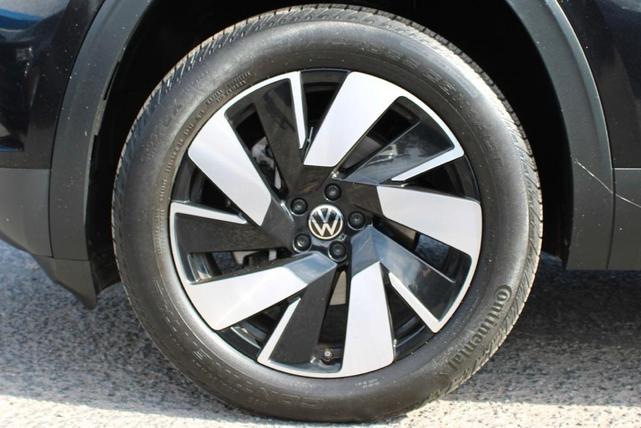 Photo of 2024 Deep Black Pearl Effect Volkswagen Atlas Cross Sport
