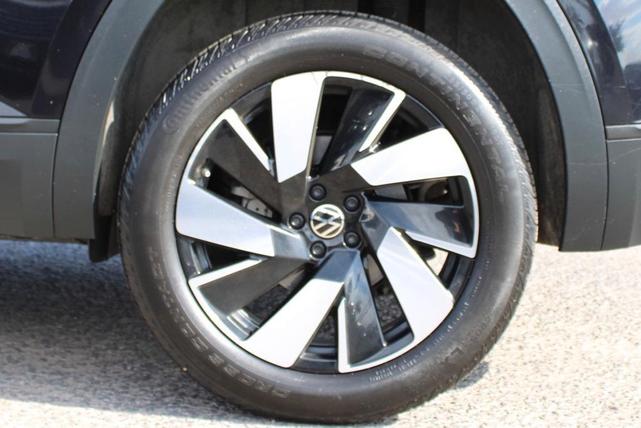 Photo of 2024 Deep Black Pearl Effect Volkswagen Atlas Cross Sport