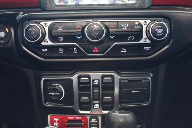 Photo of 2023 Silver Zynith Clearcoat Jeep Gladiator