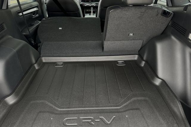 Photo of 2025 Silver Metallic Honda CR-V Hybrid