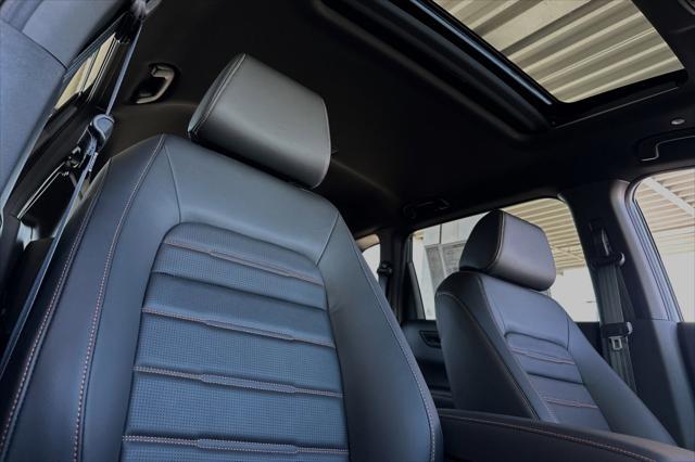 Photo of 2025 Silver Metallic Honda CR-V Hybrid