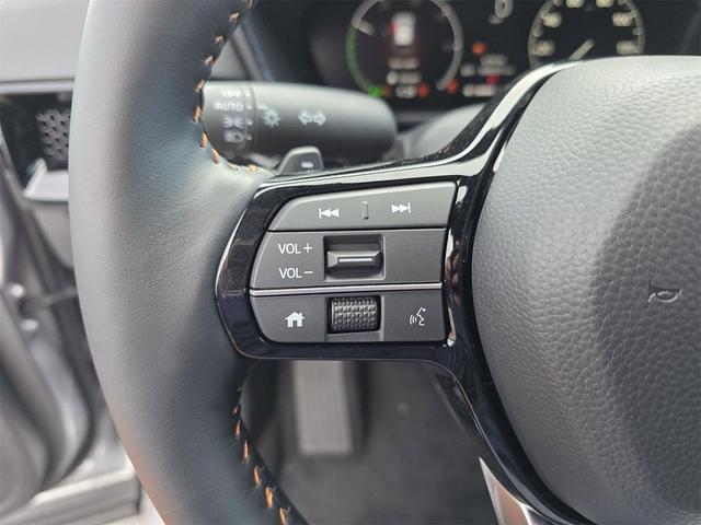 Photo of 2025 Silver Metallic Honda CR-V Hybrid