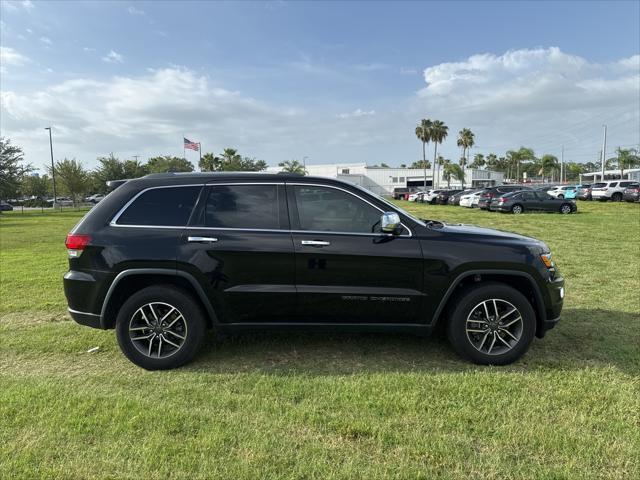 Photo of 2020 Diamond Black Crystal Pearlcoat Jeep Grand Cherokee