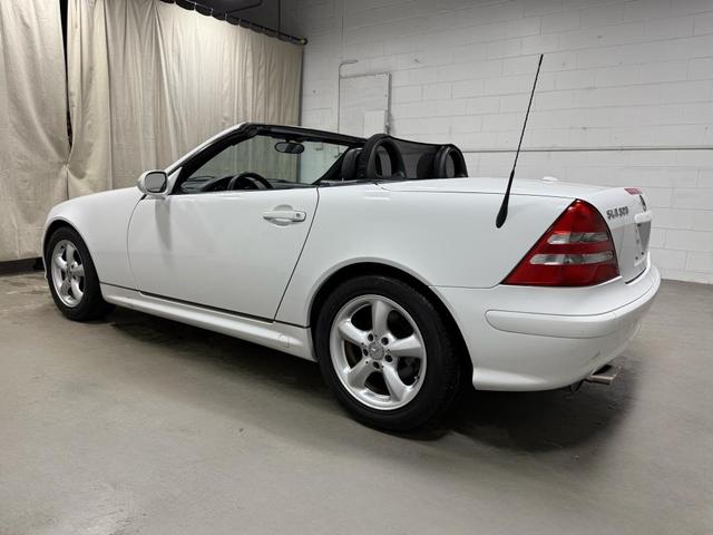 Photo of 2001 Glacier White Mercedes-Benz SLK-Class